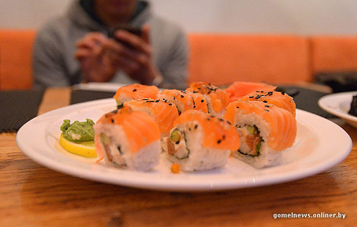 Фотография: Эксперимент: настоящий японец пробовал настоящие гомельские суши №24 - BigPicture.ru