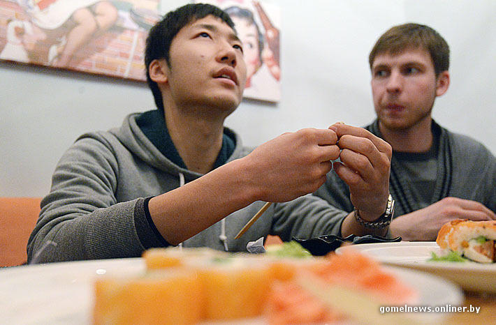 Фотография: Эксперимент: настоящий японец пробовал настоящие гомельские суши №25 - BigPicture.ru