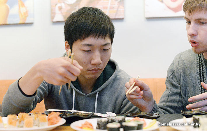 Фотография: Эксперимент: настоящий японец пробовал настоящие гомельские суши №26 - BigPicture.ru