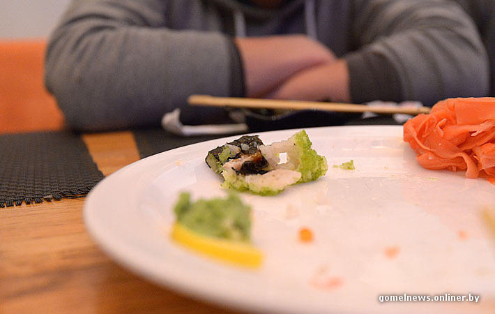 Фотография: Эксперимент: настоящий японец пробовал настоящие гомельские суши №27 - BigPicture.ru
