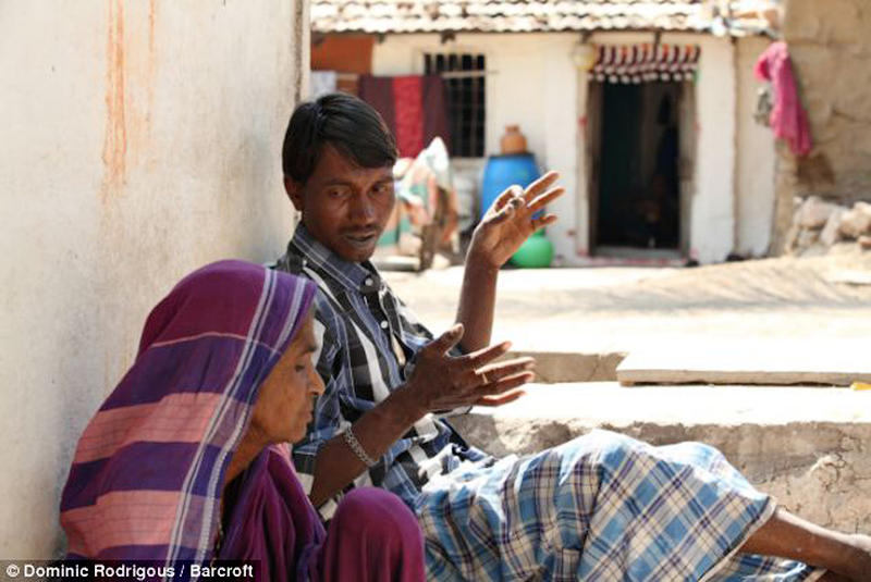 Фотография: Индиец 20 лет питается кирпичами и камнями №6 - BigPicture.ru