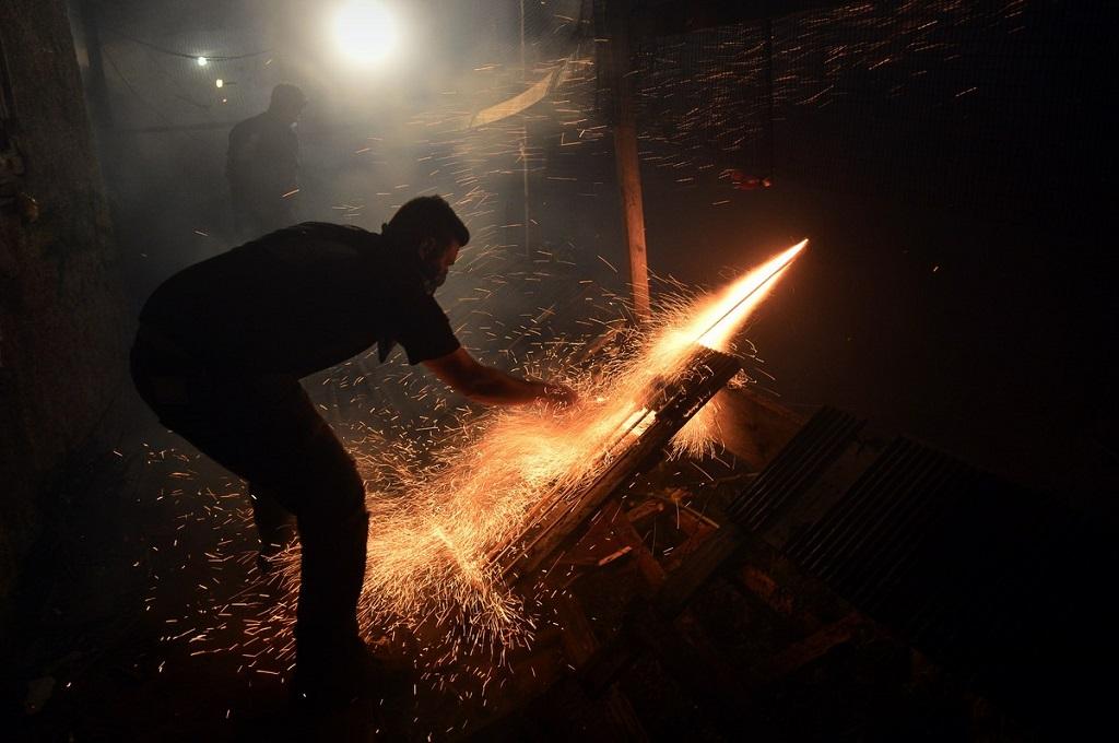 Фотография: Ракетная война на праздновании Пасхи №17 - BigPicture.ru