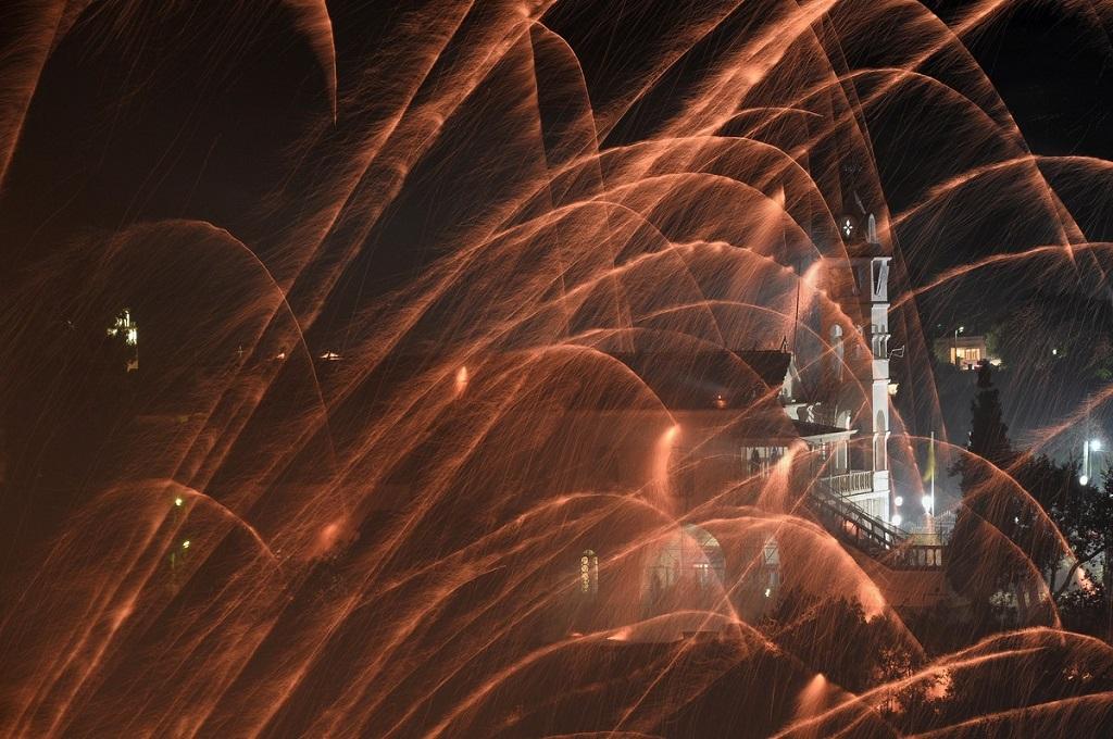 Фотография: Ракетная война на праздновании Пасхи №15 - BigPicture.ru