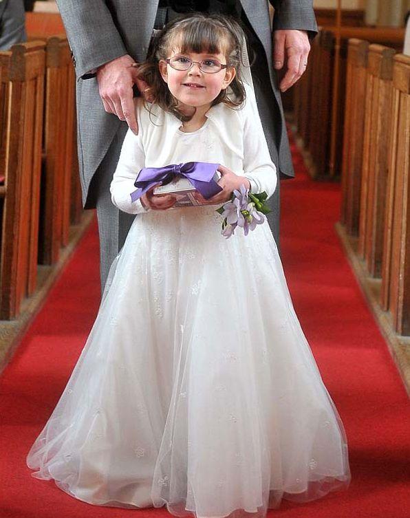 Фотография: 4-летняя парализованная девочка смогла проводить невесту к алтарю №2 - BigPicture.ru