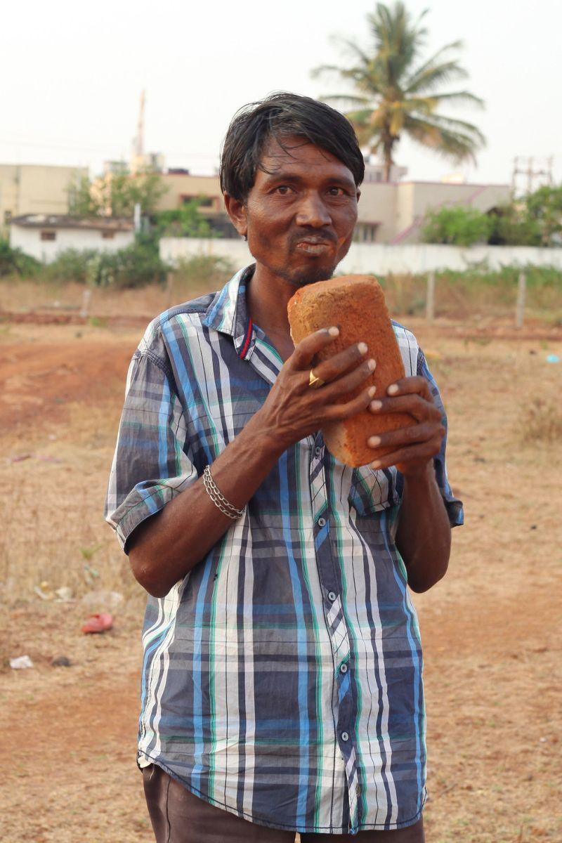 Фотография: Индиец 20 лет питается кирпичами и камнями №3 - BigPicture.ru
