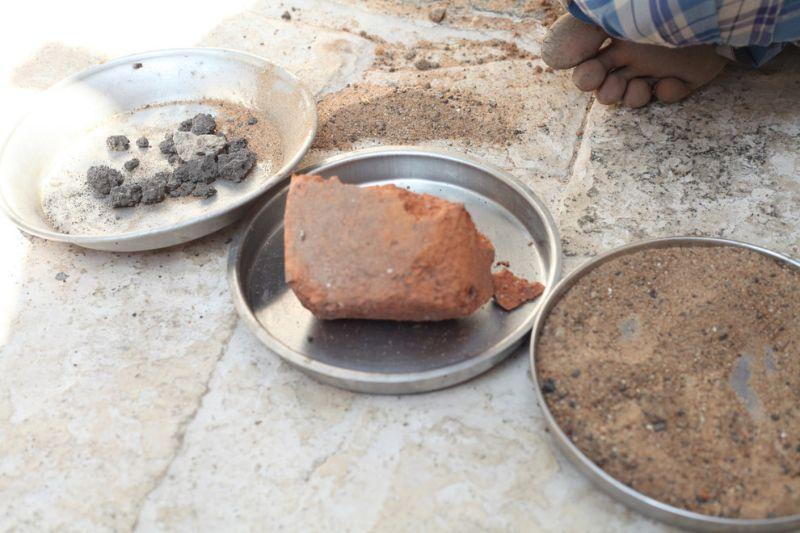 Фотография: Индиец 20 лет питается кирпичами и камнями №5 - BigPicture.ru