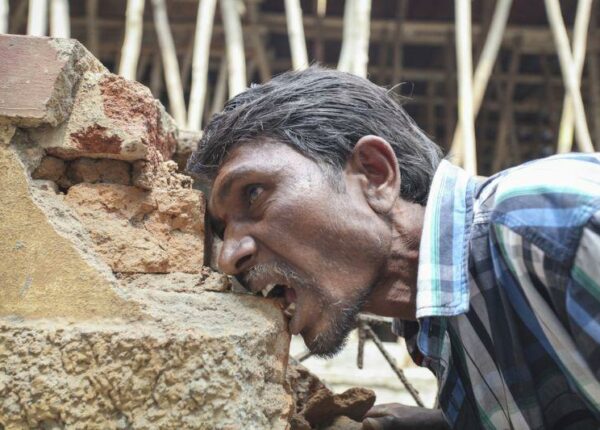 Индиец 20 лет питается кирпичами и камнями