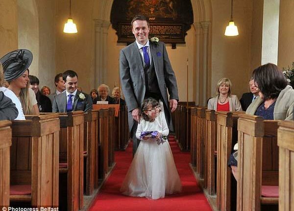 4-летняя парализованная девочка смогла проводить невесту к алтарю