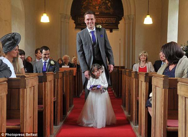 Фотография: 4-летняя парализованная девочка смогла проводить невесту к алтарю №1 - BigPicture.ru