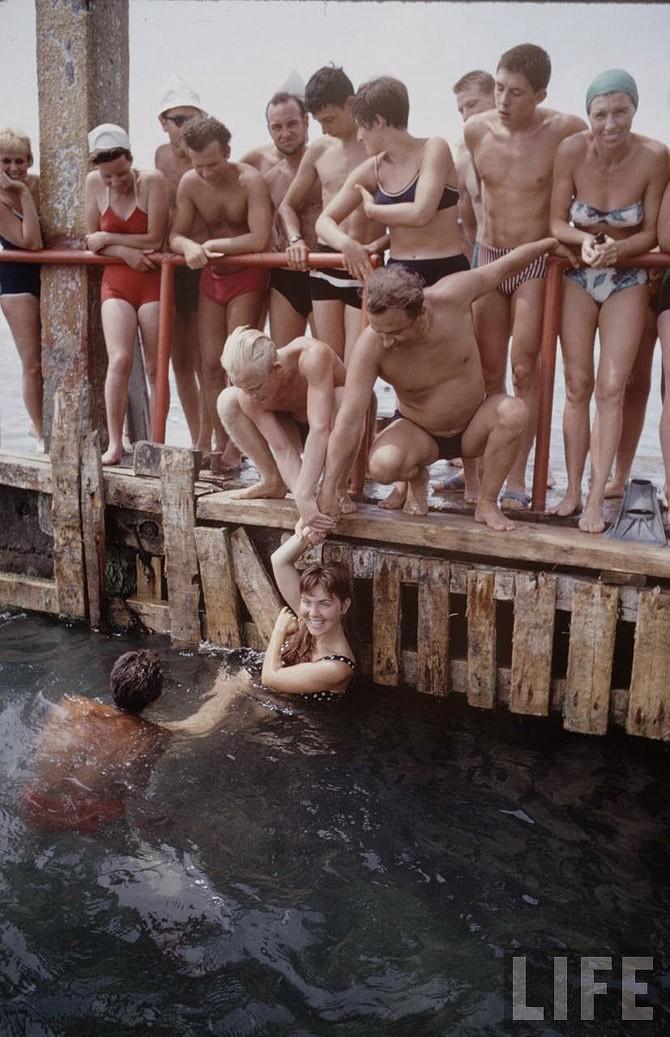 Фотография: Советская молодежь 60-х на пляже: фотографии Билла Эпприджа №5 - BigPicture.ru