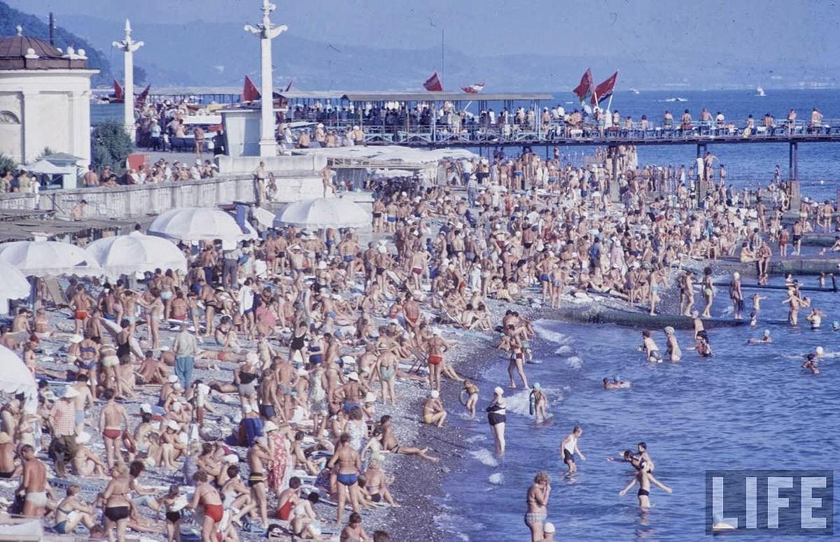 Фотография: Советская молодежь 60-х на пляже: фотографии Билла Эпприджа №16 - BigPicture.ru