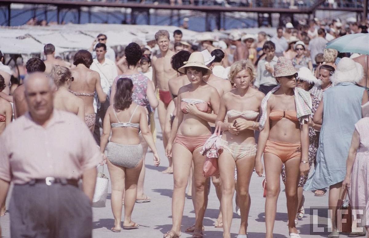 Фотография: Советская молодежь 60-х на пляже: фотографии Билла Эпприджа №17 - BigPicture.ru