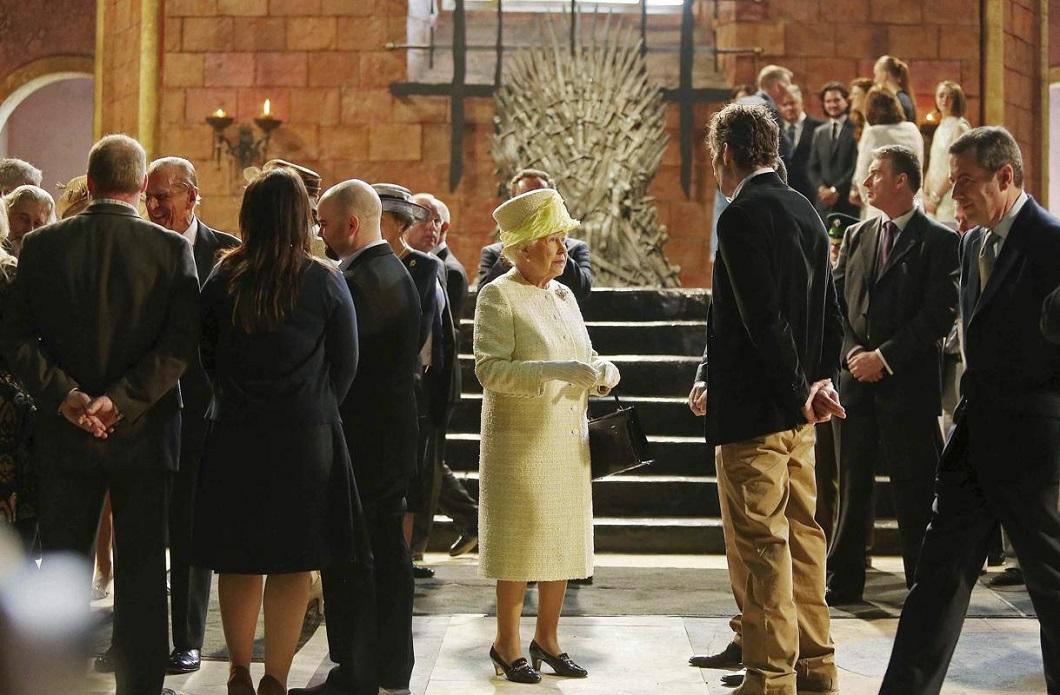 Фотография: Елизавета II посетила съемочную площадку 