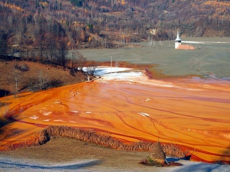Румынская деревня на месте которой образовалось токсичное озеро фото