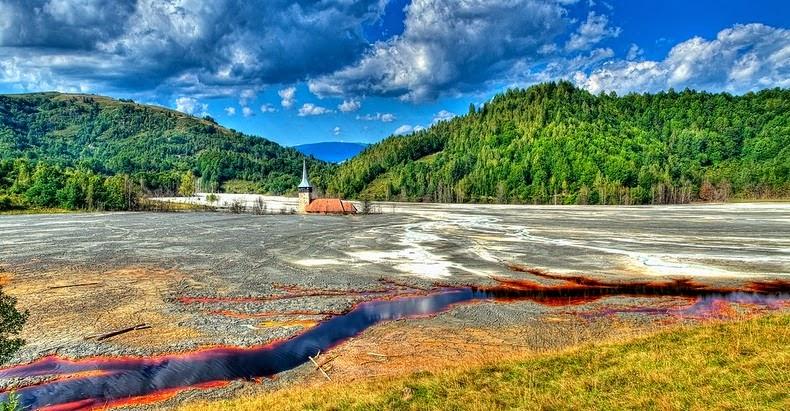 Румынская деревня на месте которой образовалось токсичное озеро фото