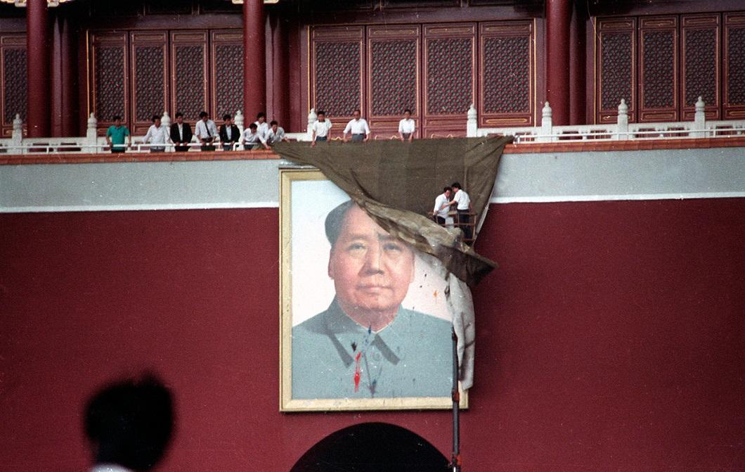 Фотография: Расстрел демонстрантов на площади Тяньаньмэнь 25 лет назад №11 - BigPicture.ru
