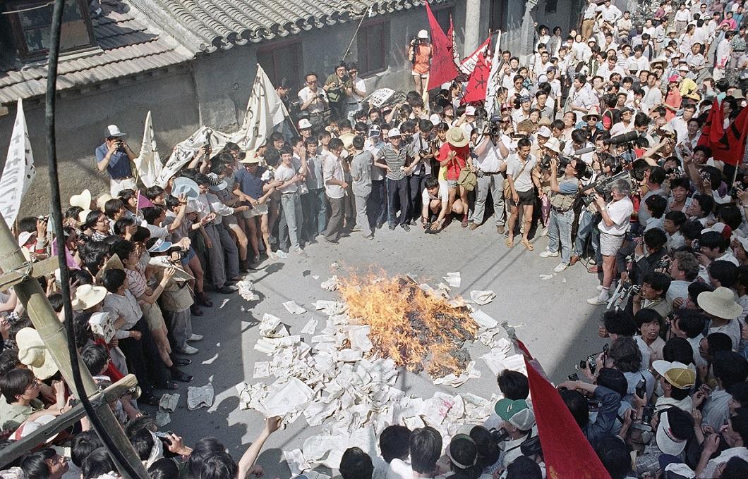 Фотография: Расстрел демонстрантов на площади Тяньаньмэнь 25 лет назад №15 - BigPicture.ru