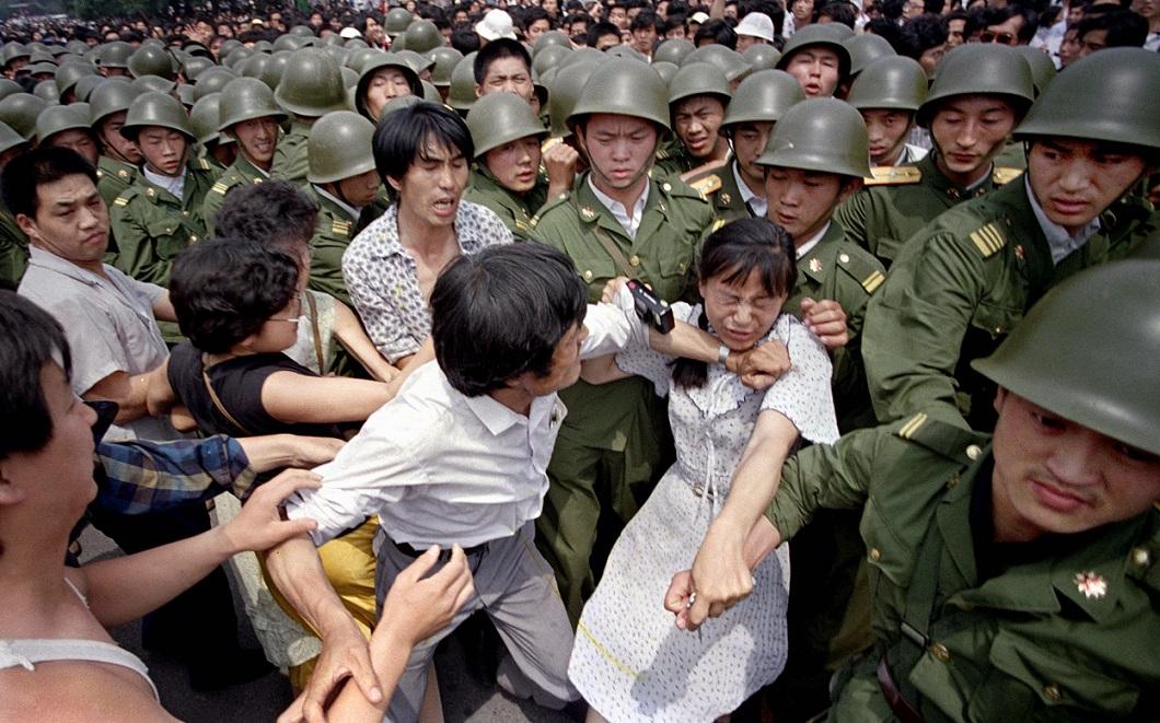 Фотография: Расстрел демонстрантов на площади Тяньаньмэнь 25 лет назад №18 - BigPicture.ru