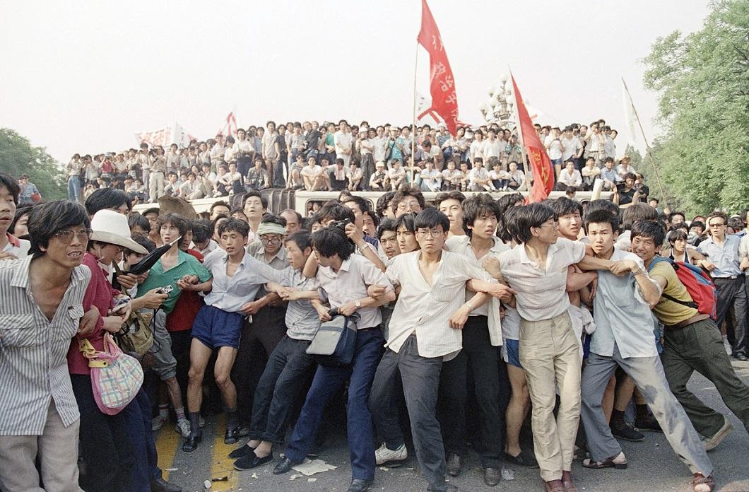 Фотография: Расстрел демонстрантов на площади Тяньаньмэнь 25 лет назад №19 - BigPicture.ru