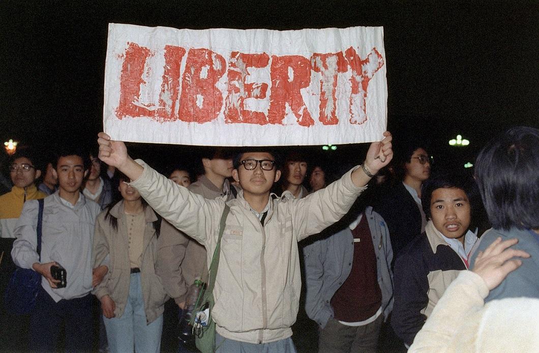 Фотография: Расстрел демонстрантов на площади Тяньаньмэнь 25 лет назад №3 - BigPicture.ru