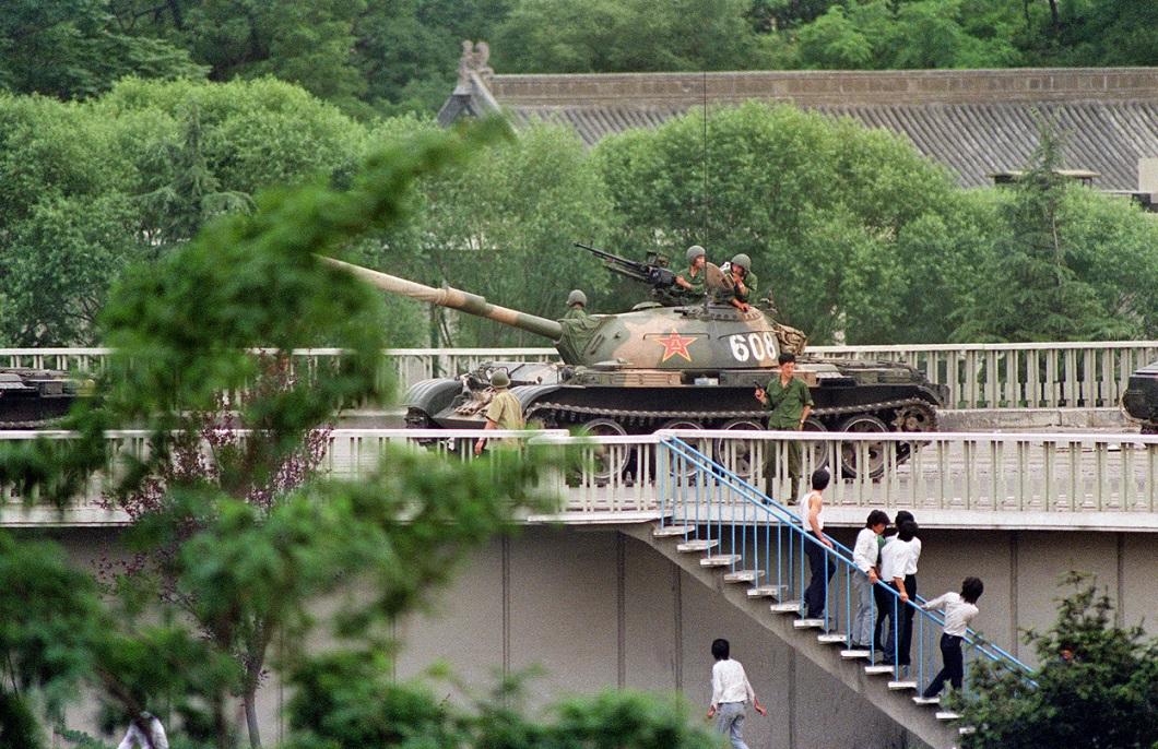 Фотография: Расстрел демонстрантов на площади Тяньаньмэнь 25 лет назад №30 - BigPicture.ru