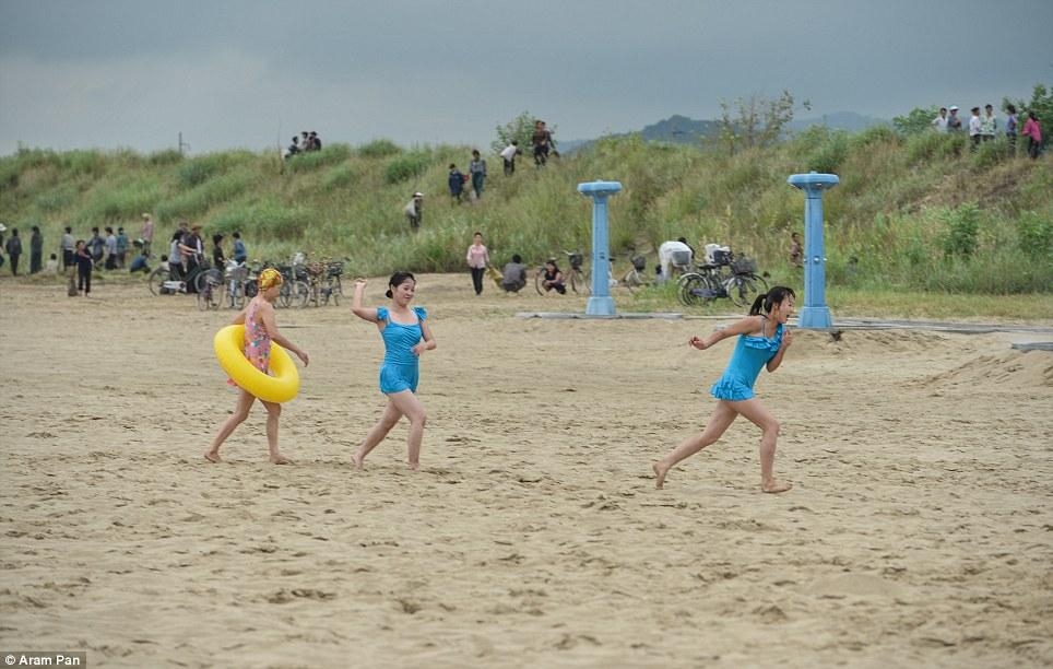 Фотография: Совсем не депрессивная Северная Корея: играющие на пляже девушки, модные парикмахерские и рестораны №5 - BigPicture.ru