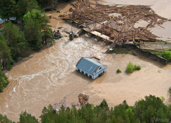 Лето на Алтае началось со страшного наводнения