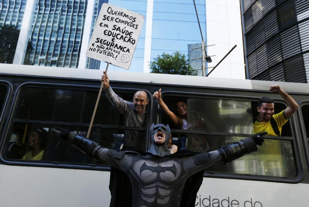 Фотография: За несколько часов до начала ЧМ в Бразилии прошли антифутбольные протесты №11 - BigPicture.ru