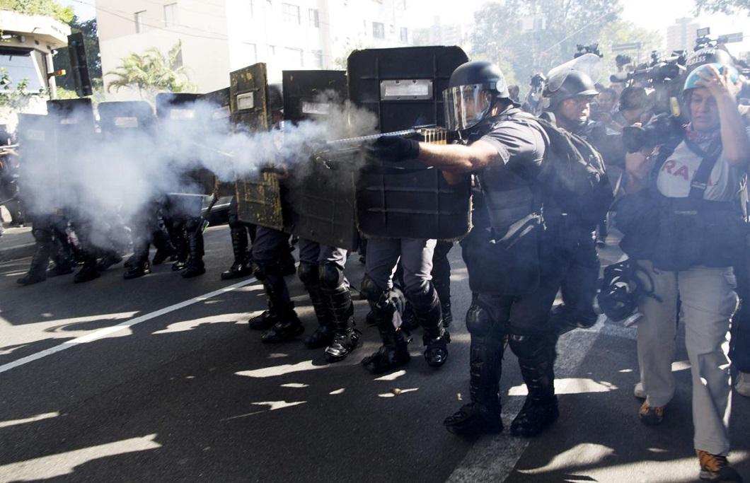 Фотография: За несколько часов до начала ЧМ в Бразилии прошли антифутбольные протесты №12 - BigPicture.ru
