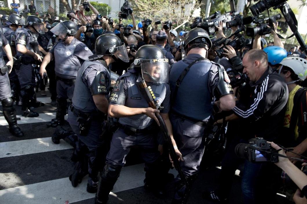 Фотография: За несколько часов до начала ЧМ в Бразилии прошли антифутбольные протесты №14 - BigPicture.ru