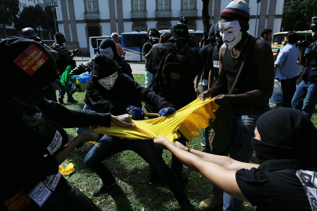 Фотография: За несколько часов до начала ЧМ в Бразилии прошли антифутбольные протесты №6 - BigPicture.ru
