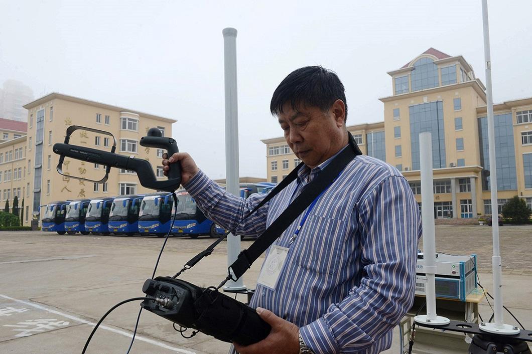 Фотография: Китайские полицейские показали устройства, которые пытались использовать абитуриенты для сдачи экзаменов №6 - BigPicture.ru