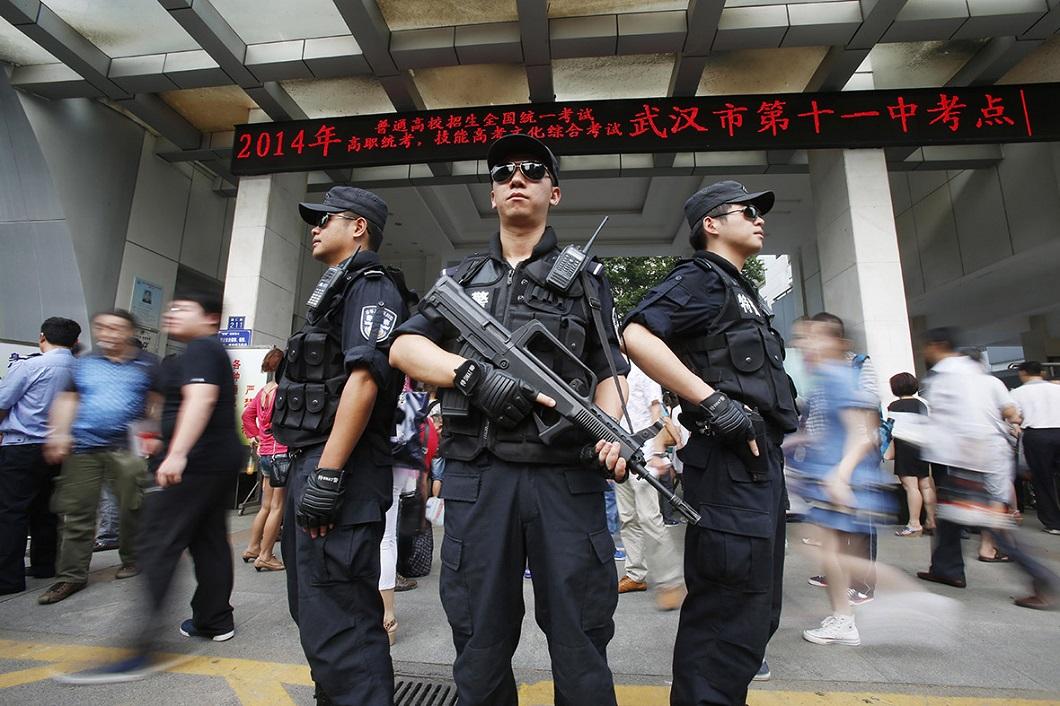 Фотография: Китайские полицейские показали устройства, которые пытались использовать абитуриенты для сдачи экзаменов №8 - BigPicture.ru
