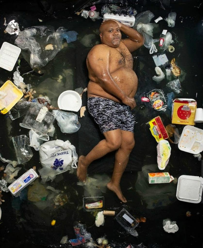 Фотография: Шокирующие фото: сколько мусора производит человек всего за неделю №7 - BigPicture.ru