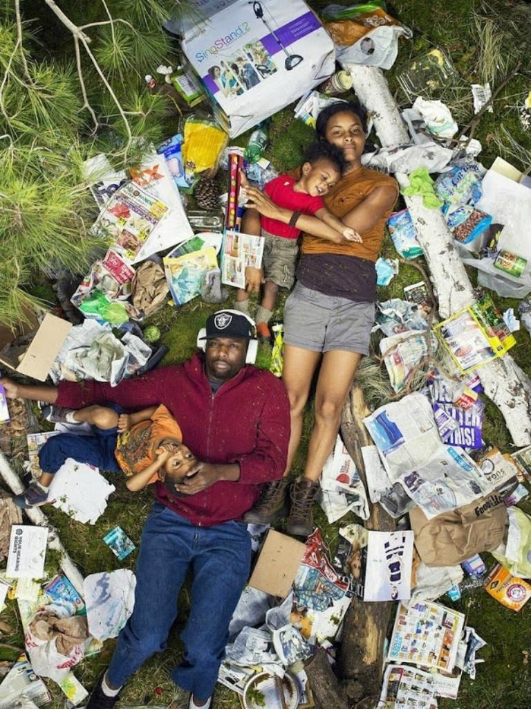 Фотография: Шокирующие фото: сколько мусора производит человек всего за неделю №6 - BigPicture.ru