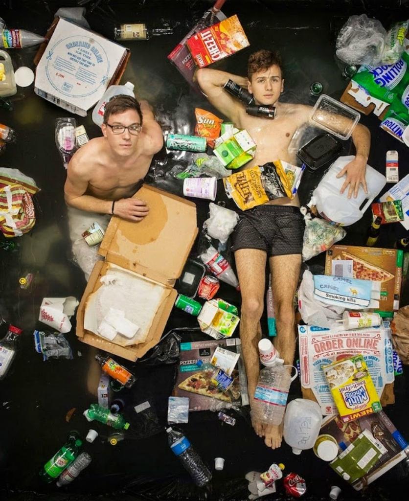 Фотография: Шокирующие фото: сколько мусора производит человек всего за неделю №3 - BigPicture.ru