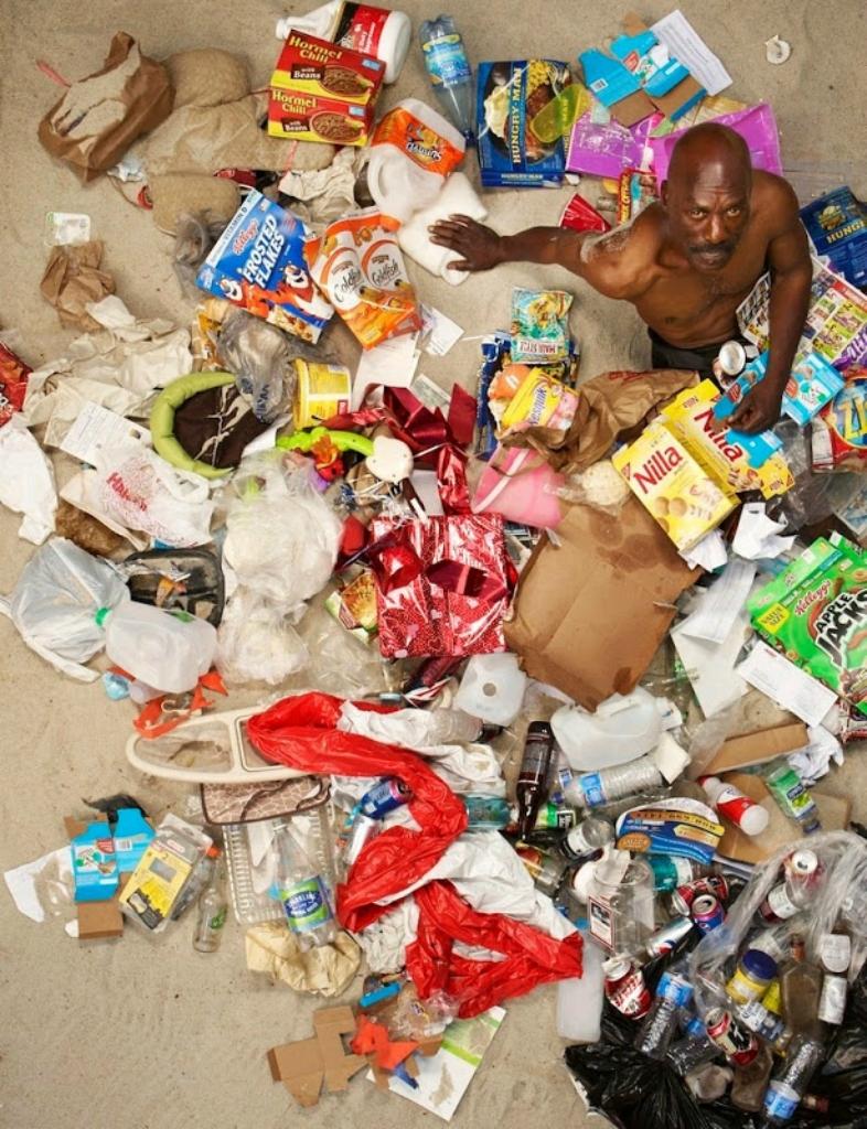 Фотография: Шокирующие фото: сколько мусора производит человек всего за неделю №13 - BigPicture.ru