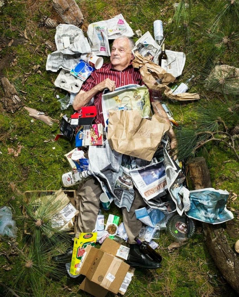 Фотография: Шокирующие фото: сколько мусора производит человек всего за неделю №12 - BigPicture.ru