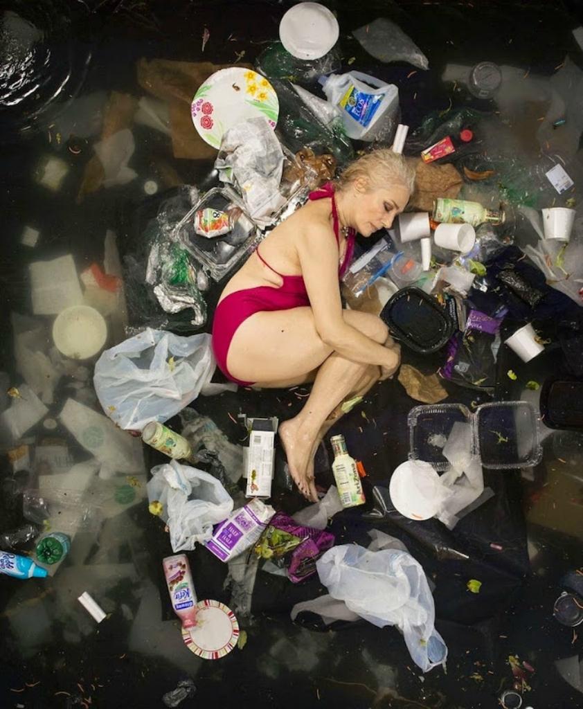 Фотография: Шокирующие фото: сколько мусора производит человек всего за неделю №11 - BigPicture.ru