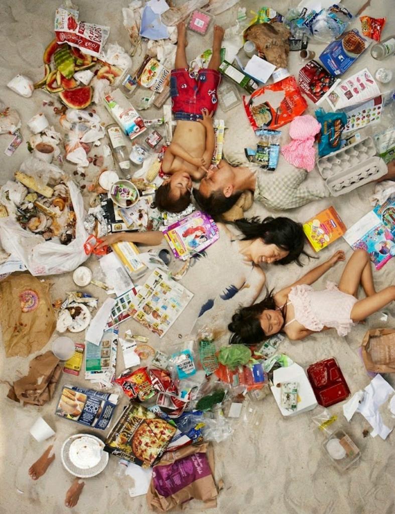 Фотография: Шокирующие фото: сколько мусора производит человек всего за неделю №10 - BigPicture.ru