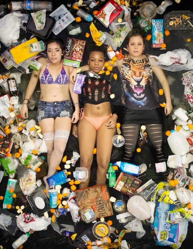 Фотография: Шокирующие фото: сколько мусора производит человек всего за неделю №9 - BigPicture.ru