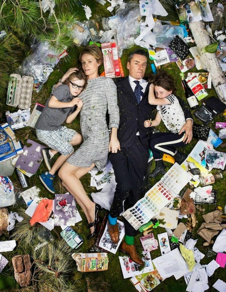 Фотография: Шокирующие фото: сколько мусора производит человек всего за неделю №8 - BigPicture.ru