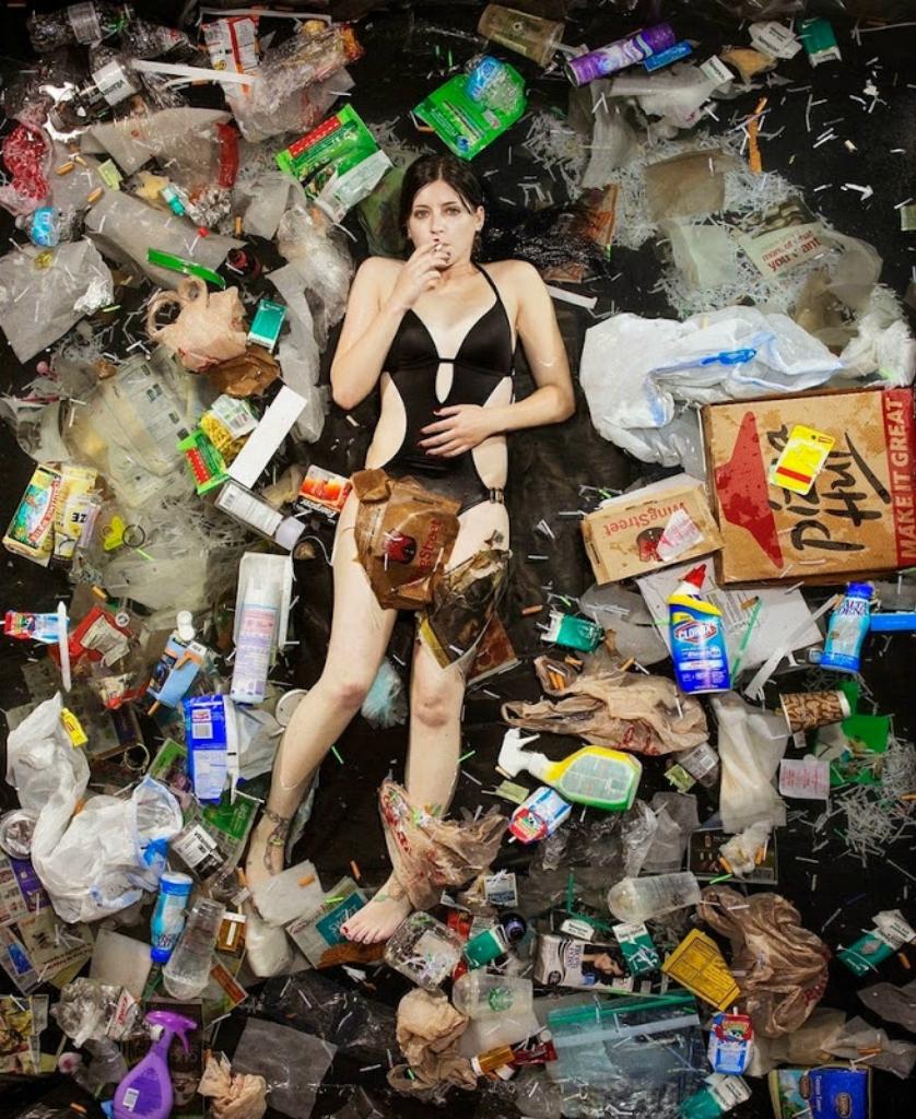 Фотография: Шокирующие фото: сколько мусора производит человек всего за неделю №2 - BigPicture.ru