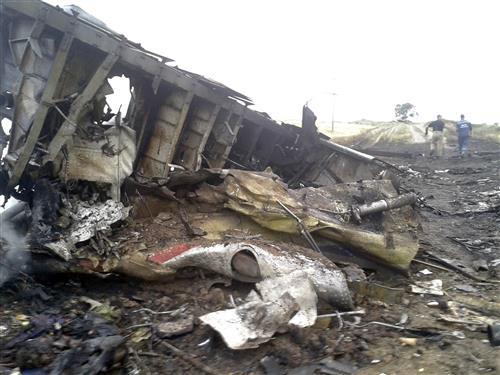 Фотография: На территории Украины был сбит Boeing 777, который летел из Амстердама в Куала-Лумпур №13 - BigPicture.ru