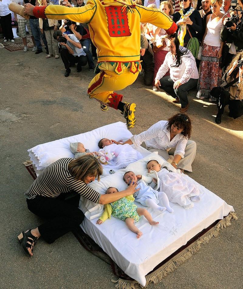 Фотография: Очищающие прыжки дьявола через младенцев №11 - BigPicture.ru