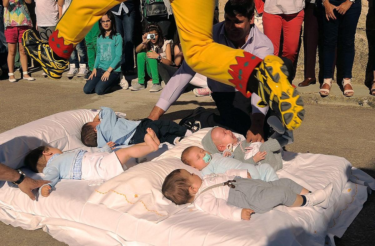 Фотография: Очищающие прыжки дьявола через младенцев №12 - BigPicture.ru