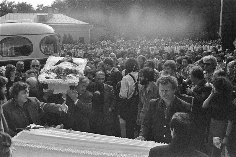 Фотография: 37 лет назад состоялось прощание с Высоцким №35 - BigPicture.ru