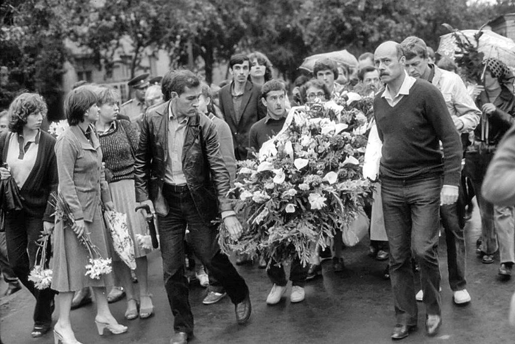 Фотография: 37 лет назад состоялось прощание с Высоцким №36 - BigPicture.ru