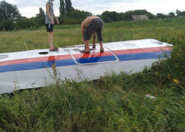 На территории Украины был сбит Boeing 777, который летел из Амстердама в Куала-Лумпур