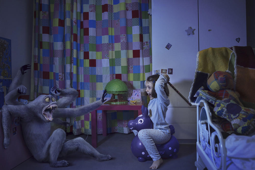 Фотография: Кто в доме хозяин — забавный фотопроект про детей и монстров №4 - BigPicture.ru